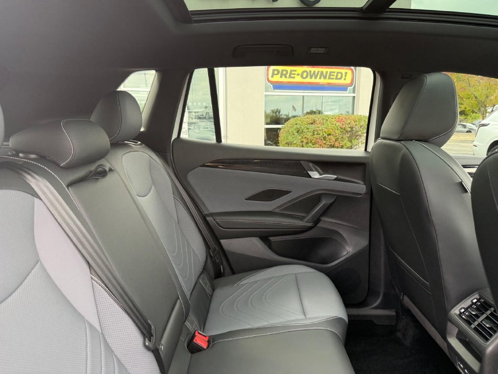 Used 2025 Volkswagen Tiguan SE R-Line AWD/4WD image 10