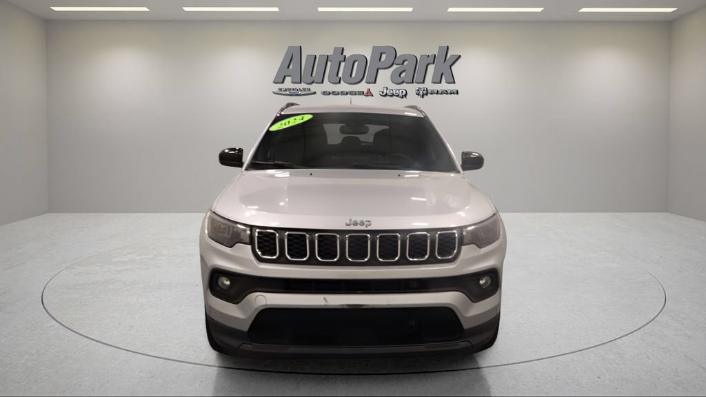 Used 2024 Jeep Compass Latitude AWD/4WD image 2