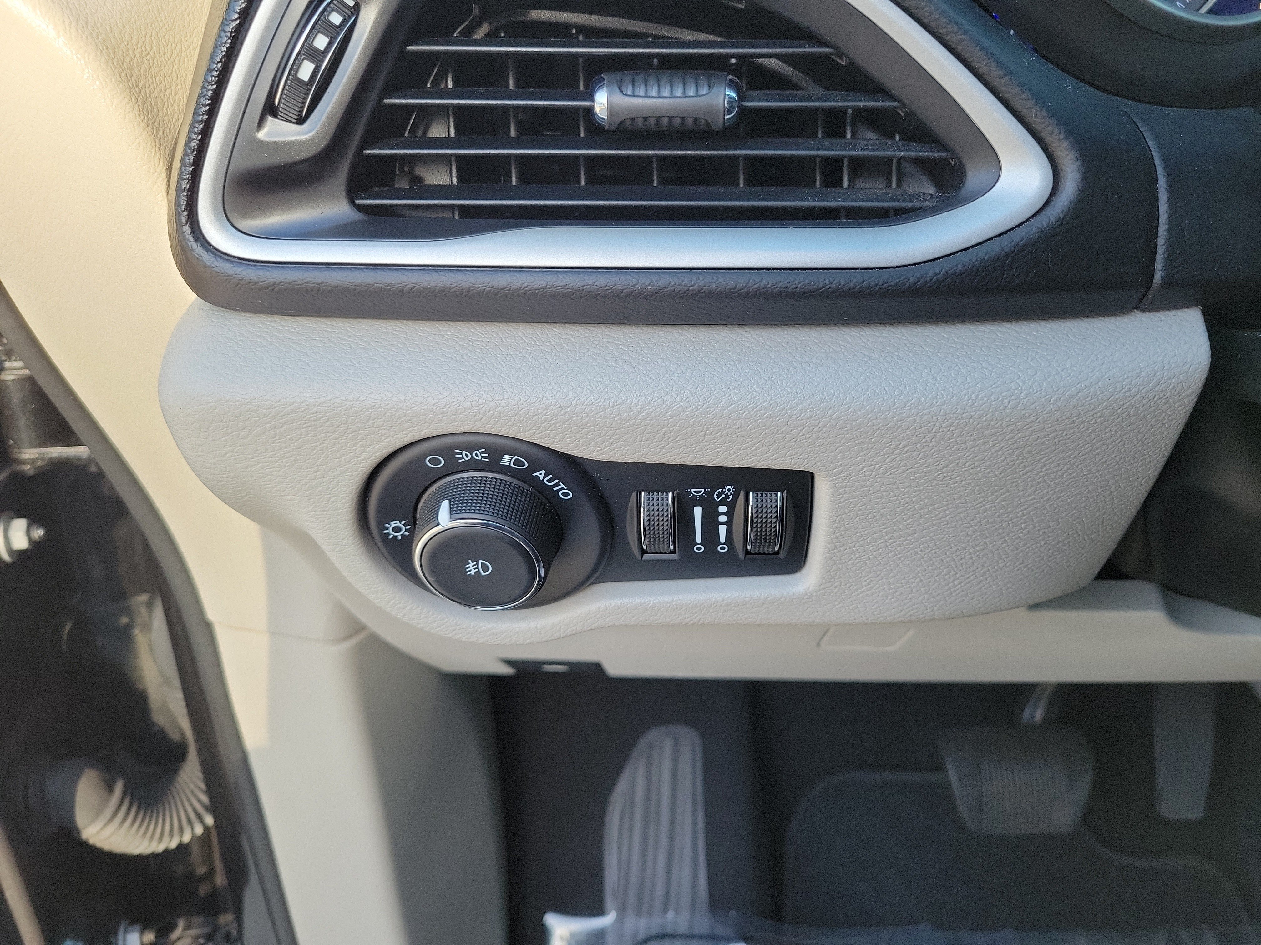 Used 2022 Chrysler Pacifica Touring-L FWD image 29