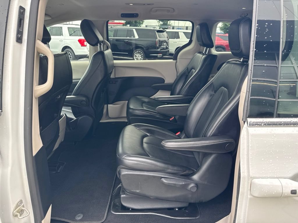 Used 2023 Chrysler Pacifica Touring-L FWD image 23
