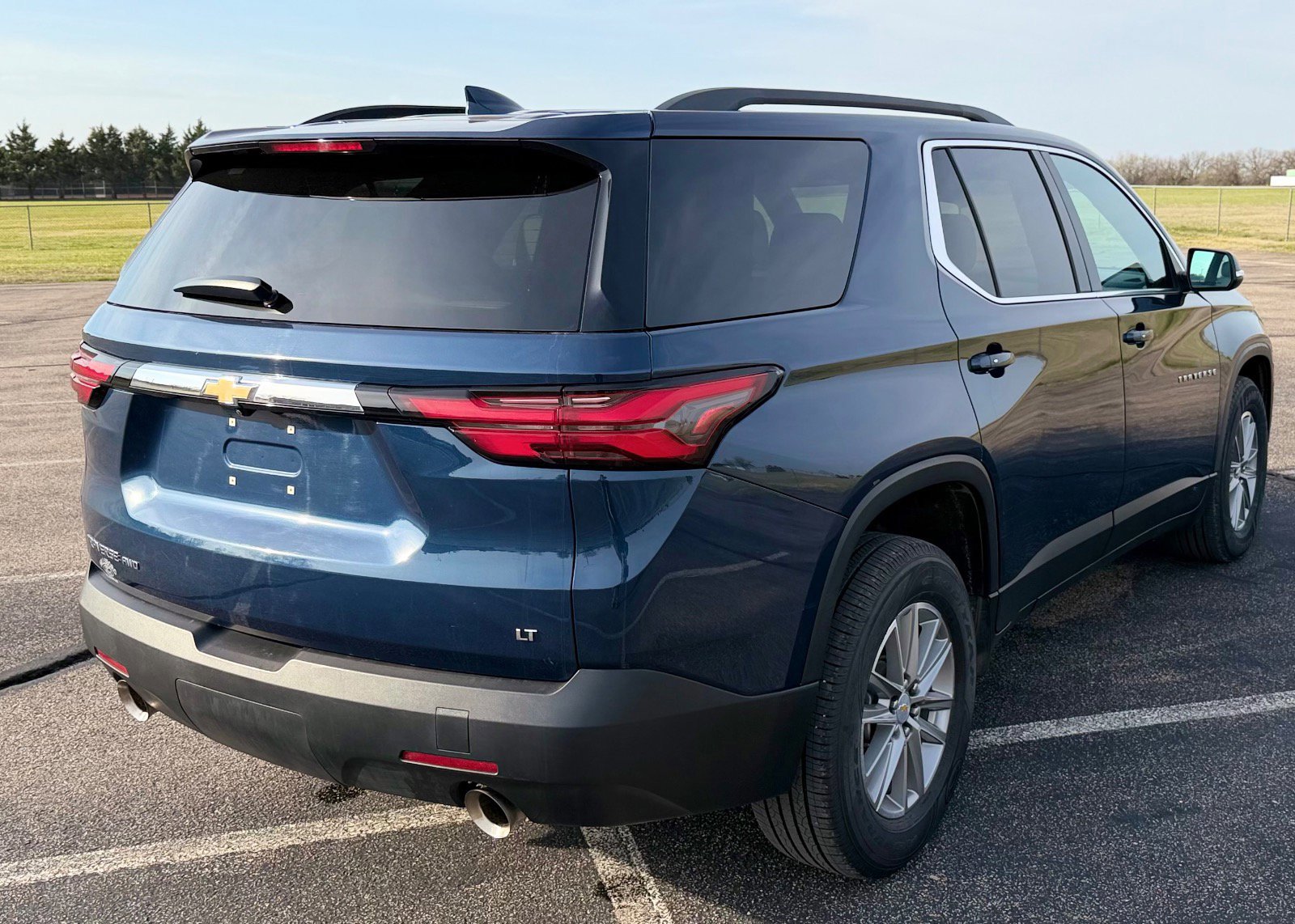 Used 2023 Chevrolet Traverse LT image 3