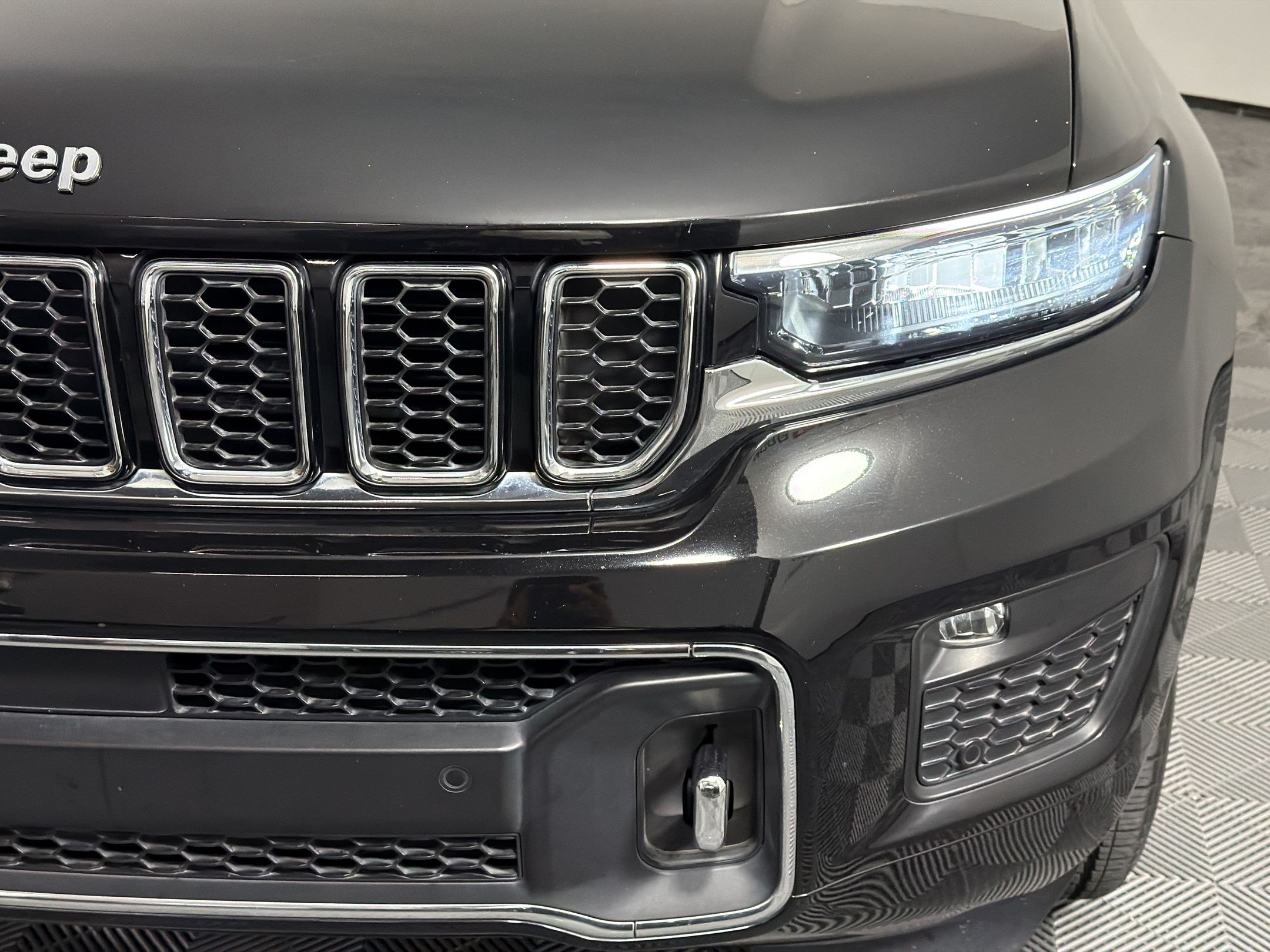 Used 2022 Jeep Grand Cherokee Overland w/ Luxury Tech Group IV AWD/4WD image 12