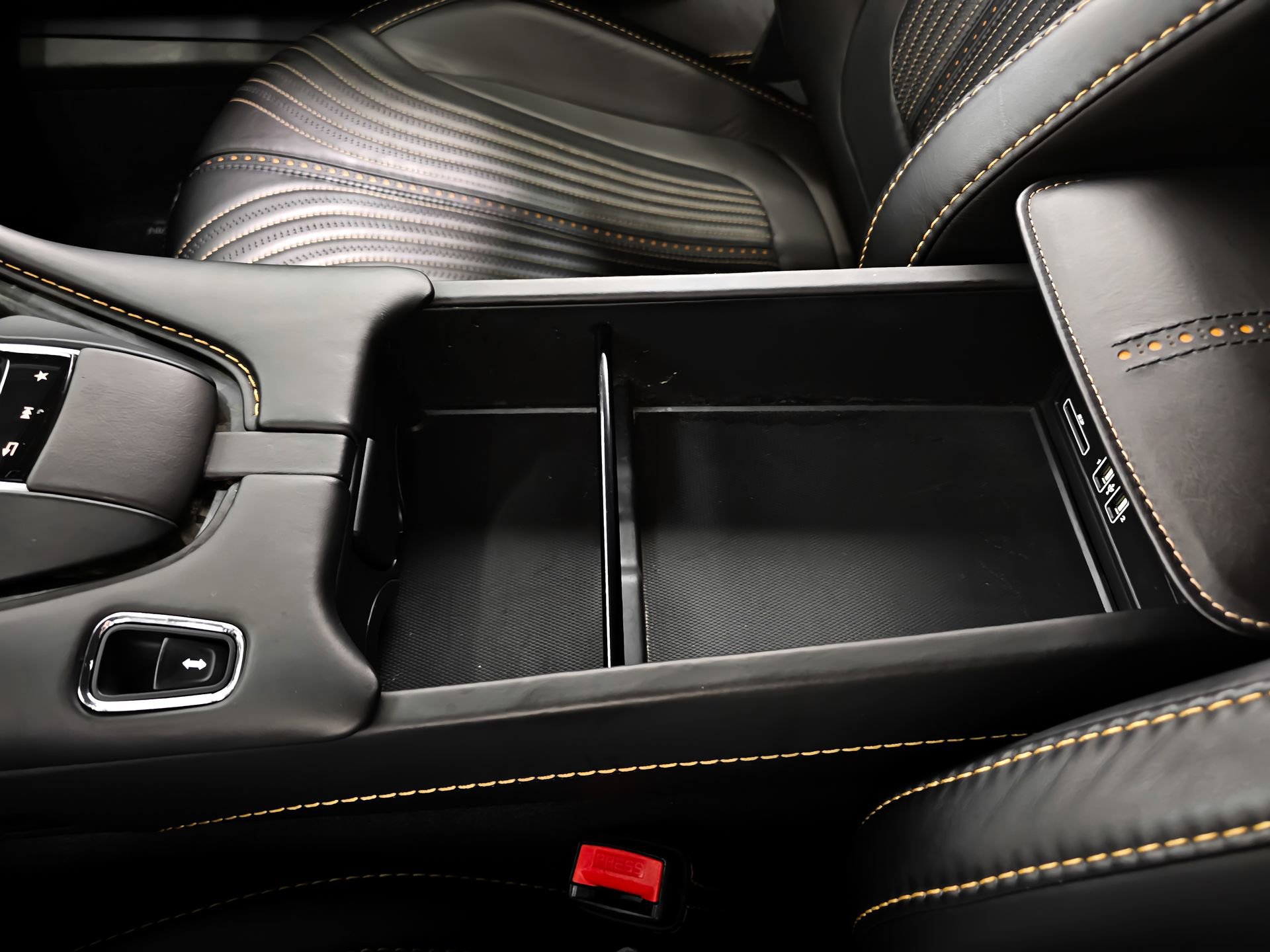 Used 2017 Aston Martin DB11 V12 image 35