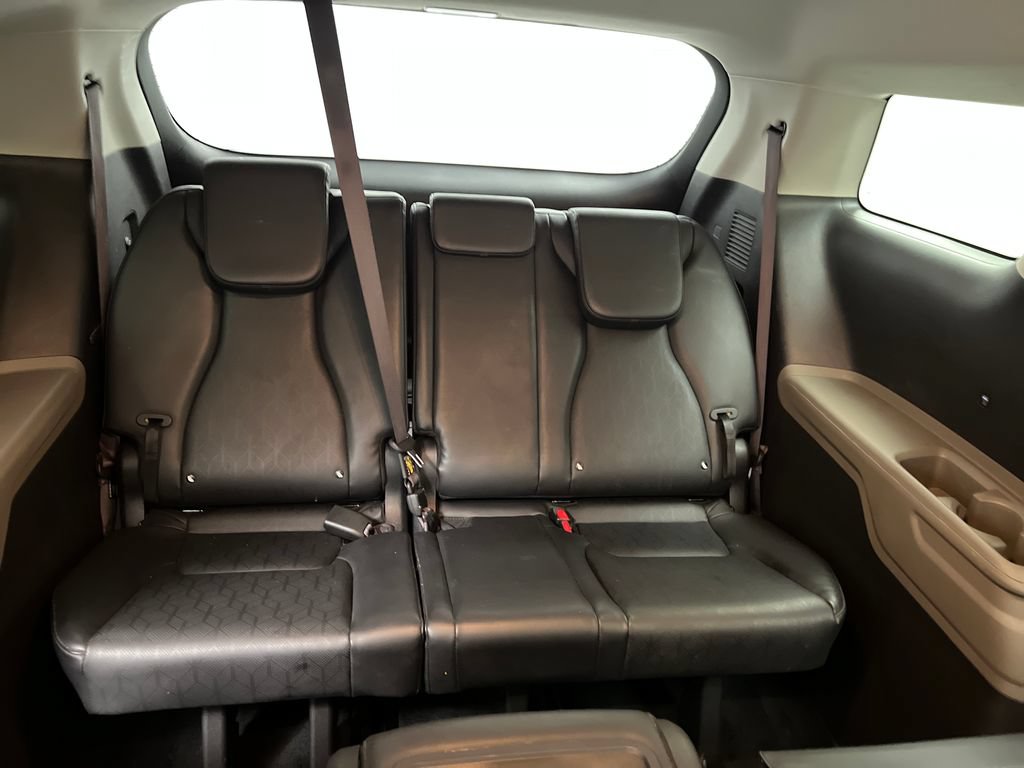 Used 2025 Kia Carnival FWD image 34