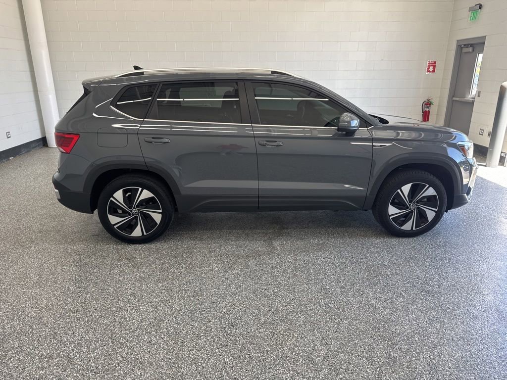 Used 2024 Volkswagen Taos SE w/ Panoramic Sunroof Package AWD/4WD image 6