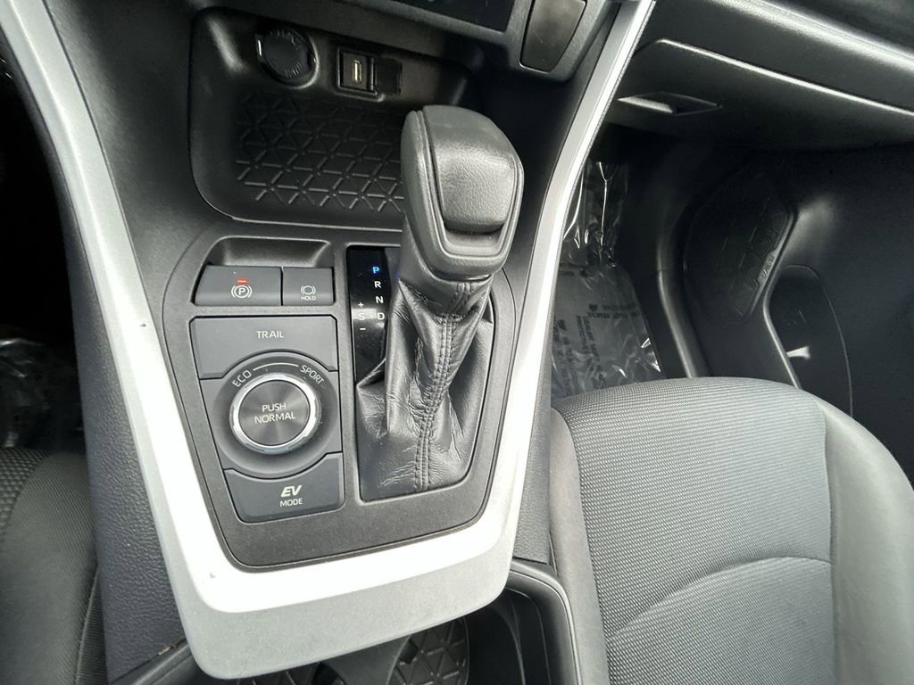 Used 2020 Toyota RAV4 LE image 19