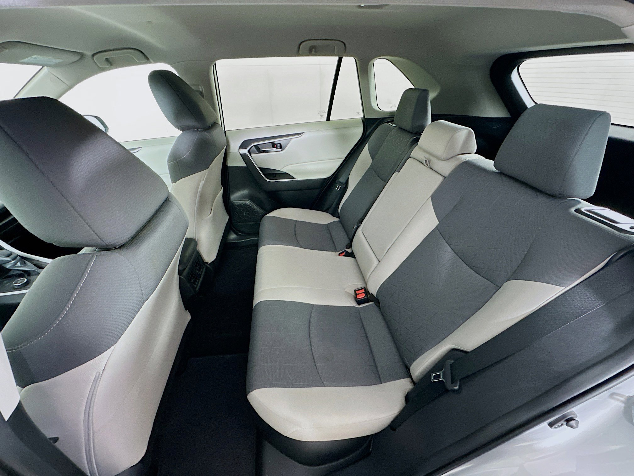 Used 2020 Toyota RAV4 XLE w/ Carpet Mat Package image 26