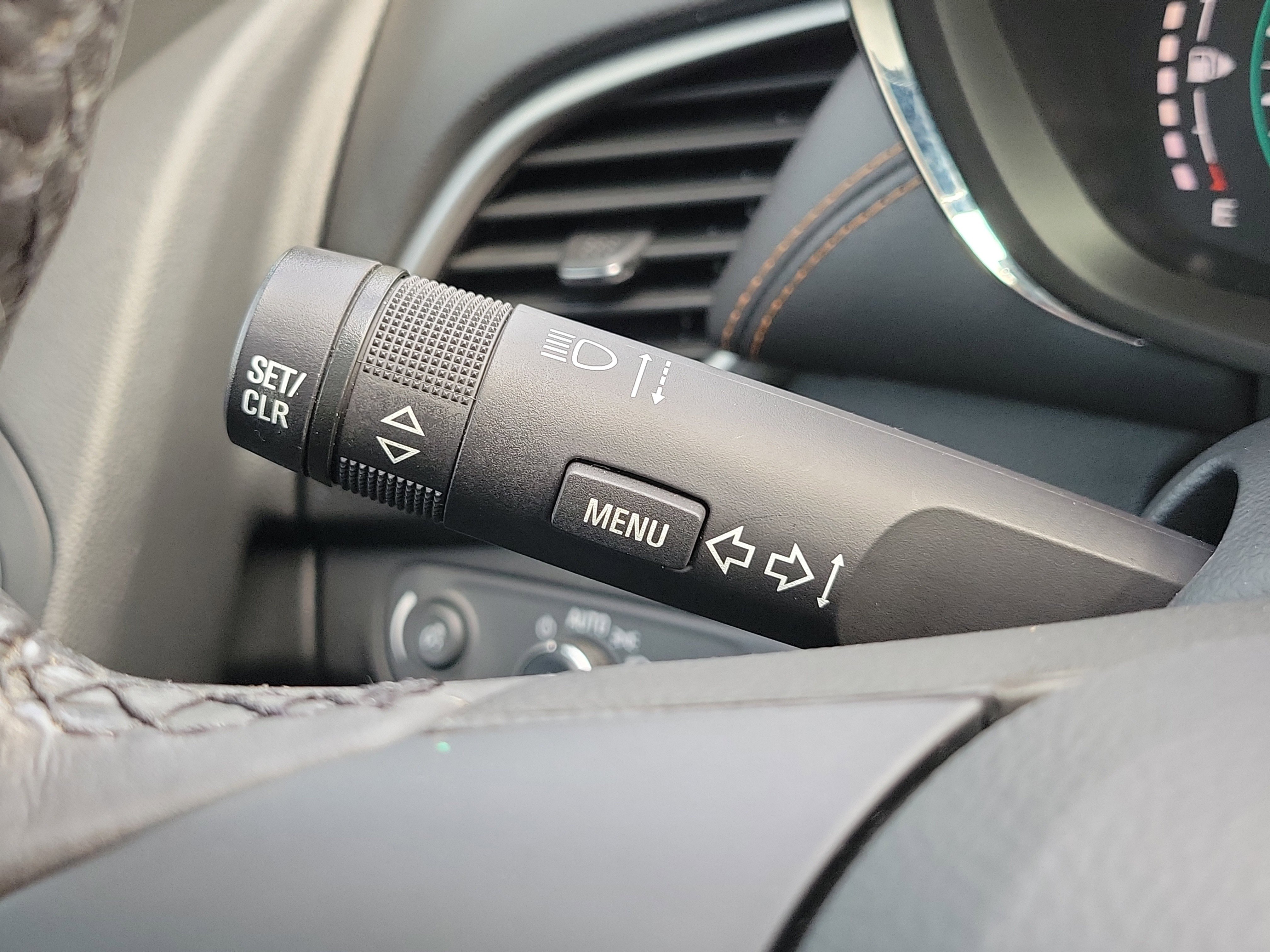 Used 2022 Chevrolet Trax LT w/ Redline Edition image 28