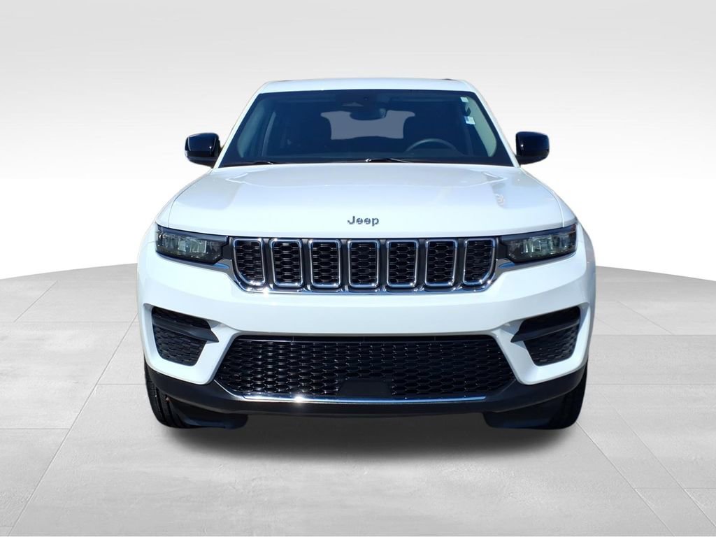 Used 2023 Jeep Grand Cherokee Laredo image 2