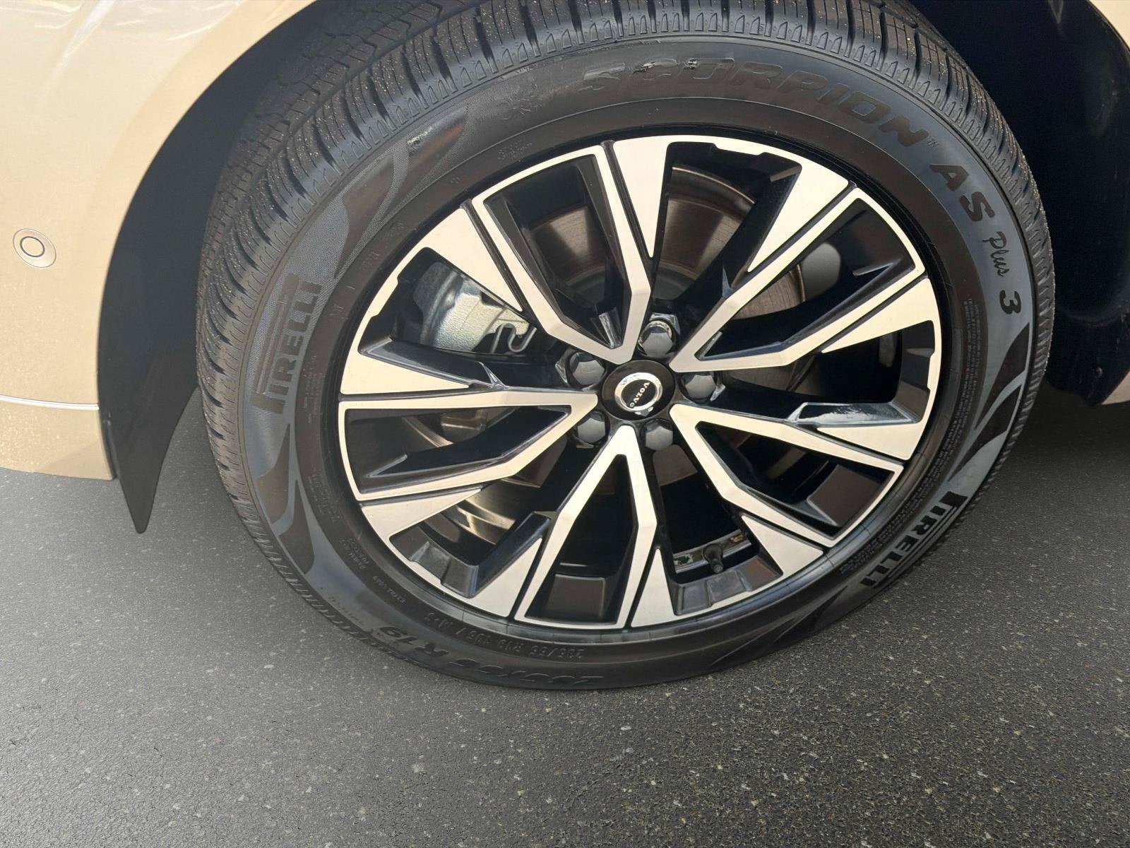 Certified 2024 Volvo XC60 B5 Plus w/ Protection Package Premier AWD/4WD image 10