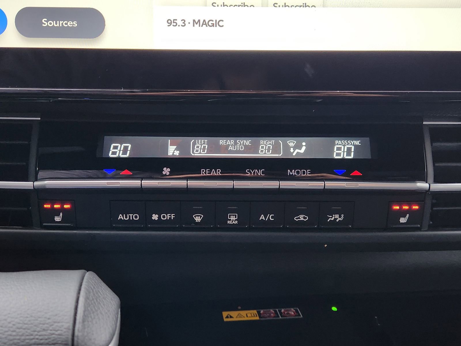 Used 2025 Toyota Sienna XLE Woodland Edition image 22