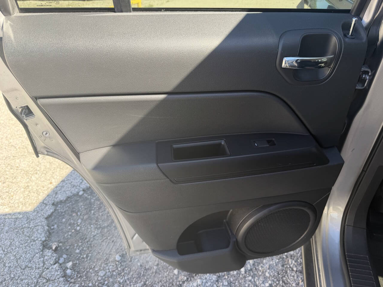 Used 2016 Jeep Patriot Latitude AWD/4WD image 15