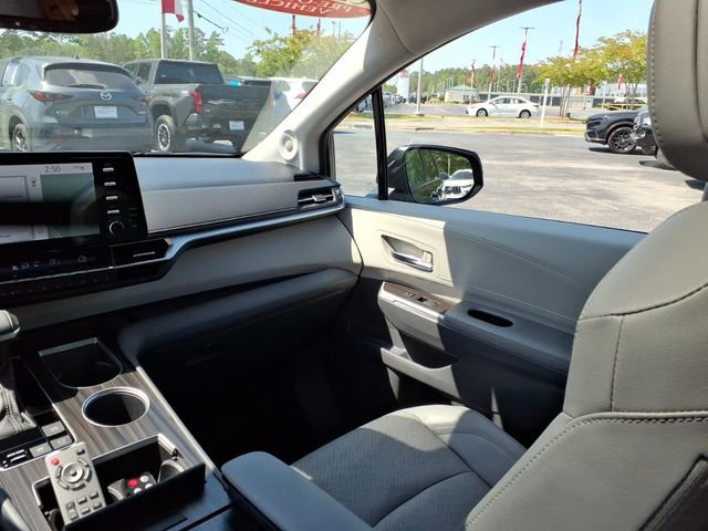 Used 2022 Toyota Sienna Limited FWD image 11