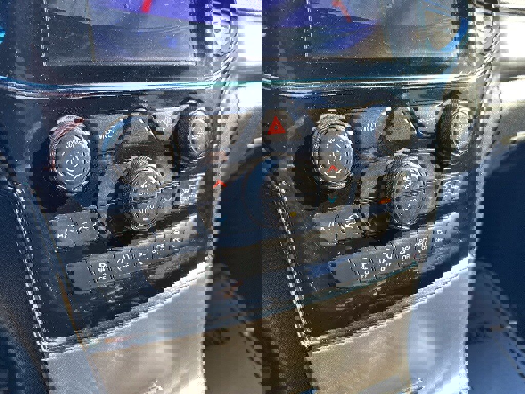 Used 2019 Jeep Grand Cherokee Altitude image 24