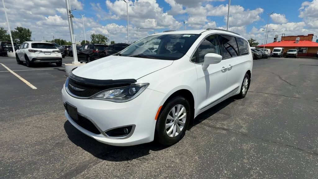 Used 2018 Chrysler Pacifica Touring-L FWD image 4