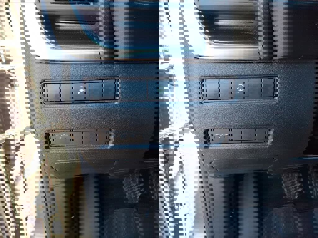 Used 2023 Nissan Rogue SV image 15