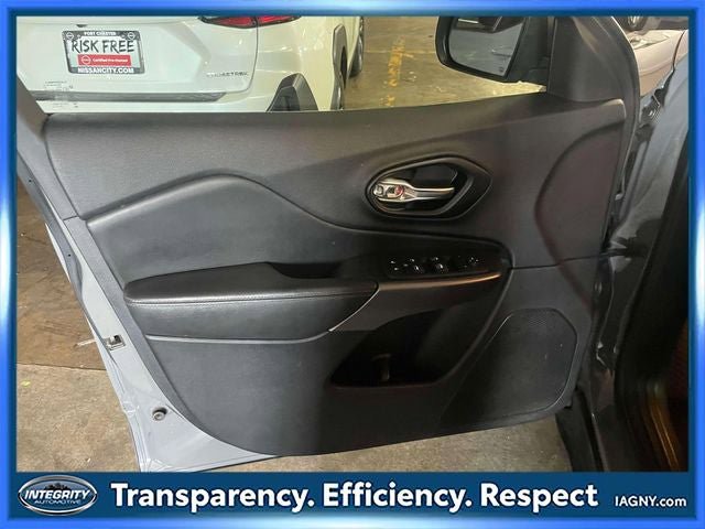 Used 2021 Jeep Cherokee Latitude Plus AWD/4WD image 17