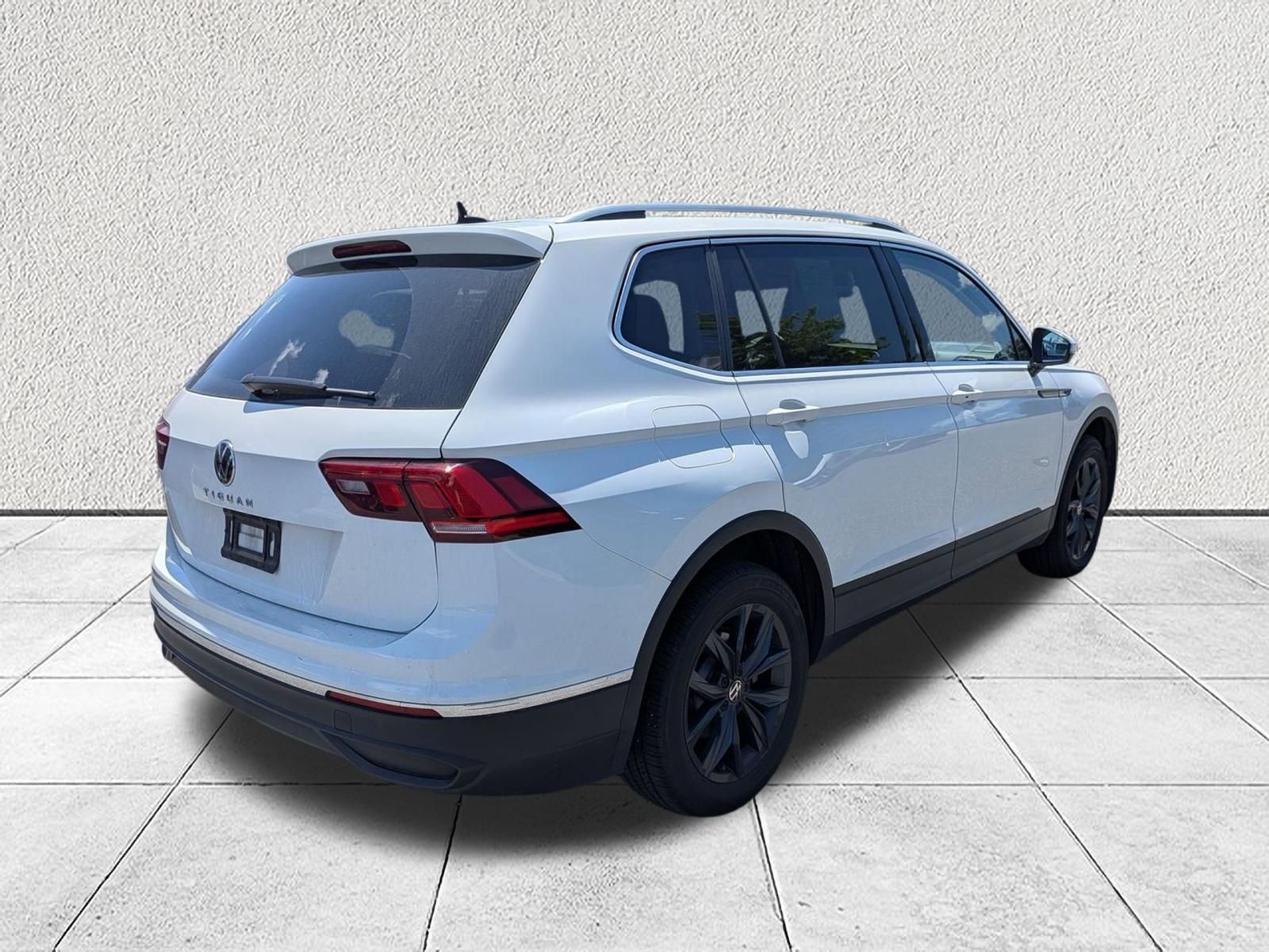 Used 2024 Volkswagen Tiguan SE w/ Panoramic Sunroof Package FWD image 3