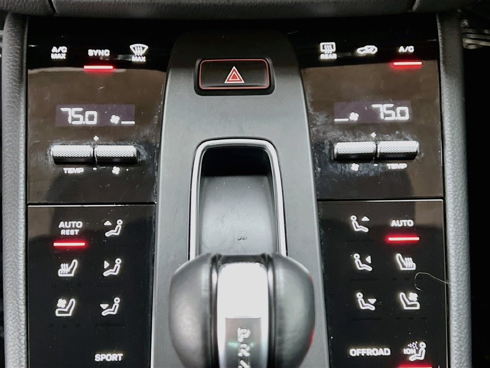 Certified 2026 Porsche Macan AWD/4WD image 18