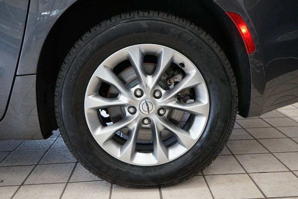 Used 2023 Chrysler Pacifica Touring-L AWD/4WD image 56