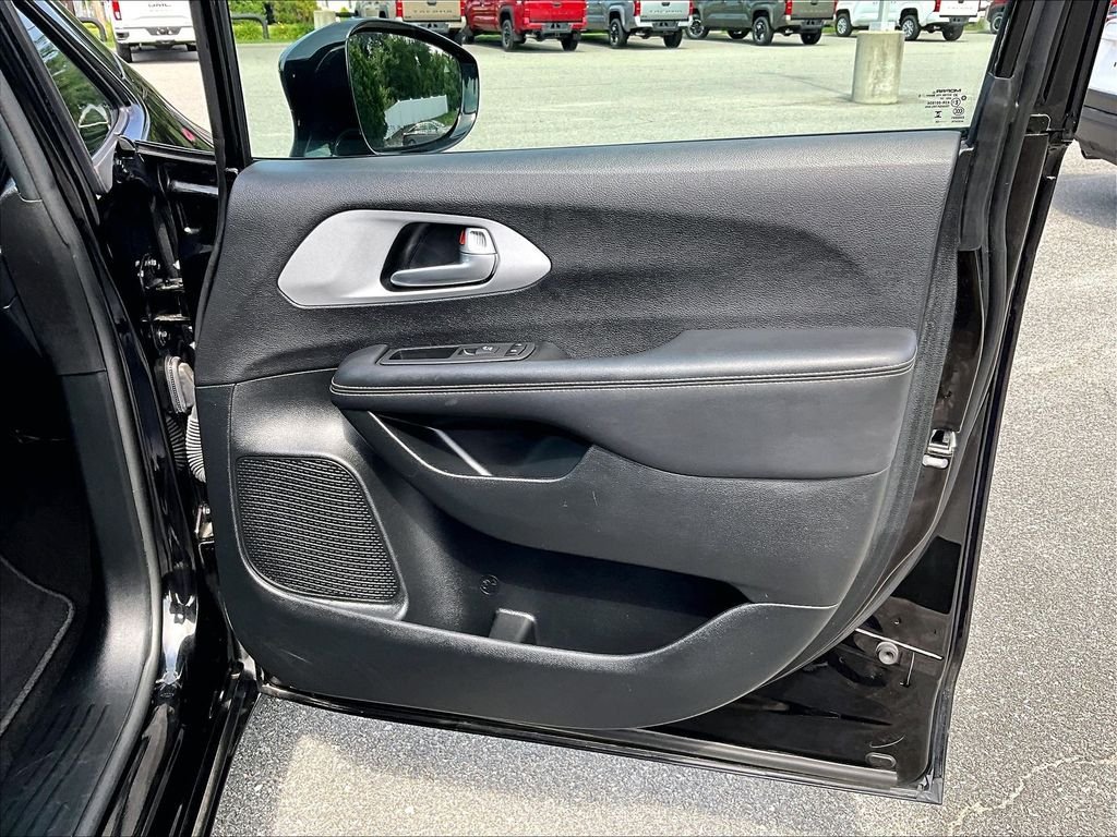 Used 2025 Chrysler Pacifica Limited FWD image 12