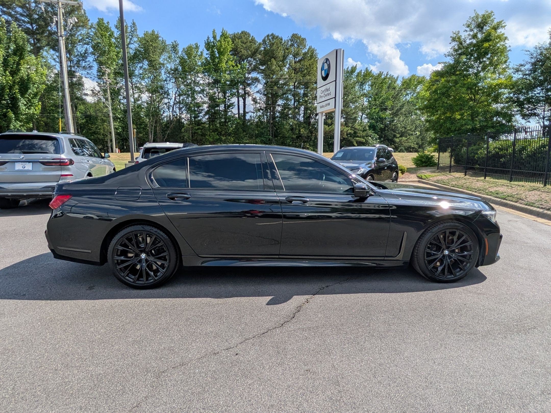 Used 2022 BMW 750i xDrive w/ Executive Package AWD/4WD image 2