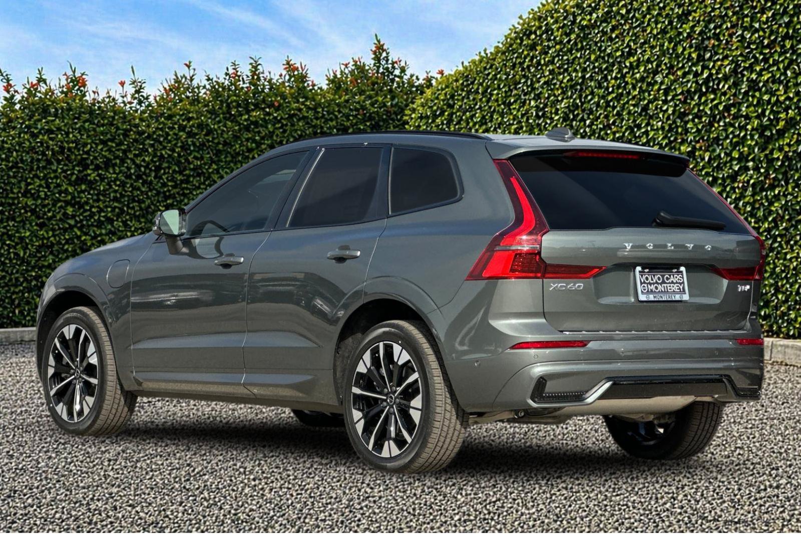 New 2026 Volvo XC60 T8 Plus w/ Climate Package PRO AWD/4WD image 4