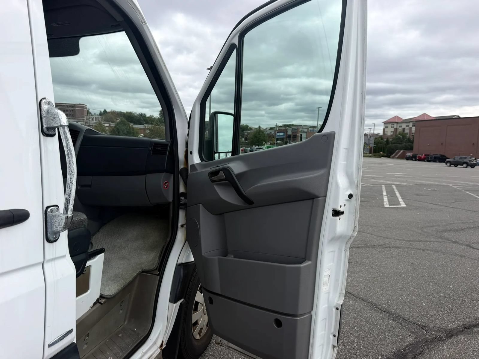 Used 2010 Mercedes-Benz Sprinter 2500 image 10