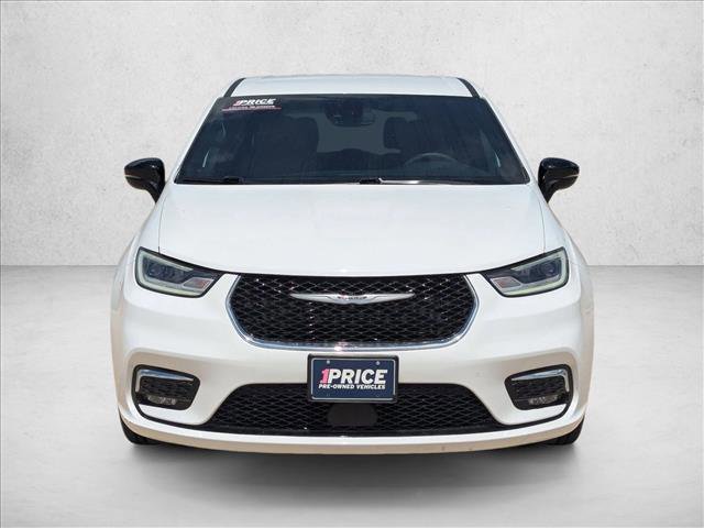 Used 2025 Chrysler Pacifica Select image 2