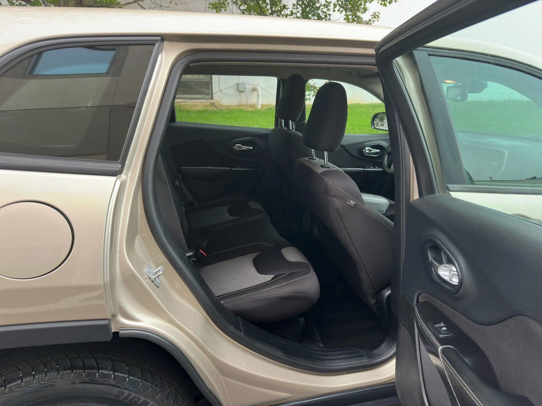 Used 2014 Jeep Cherokee Sport image 27