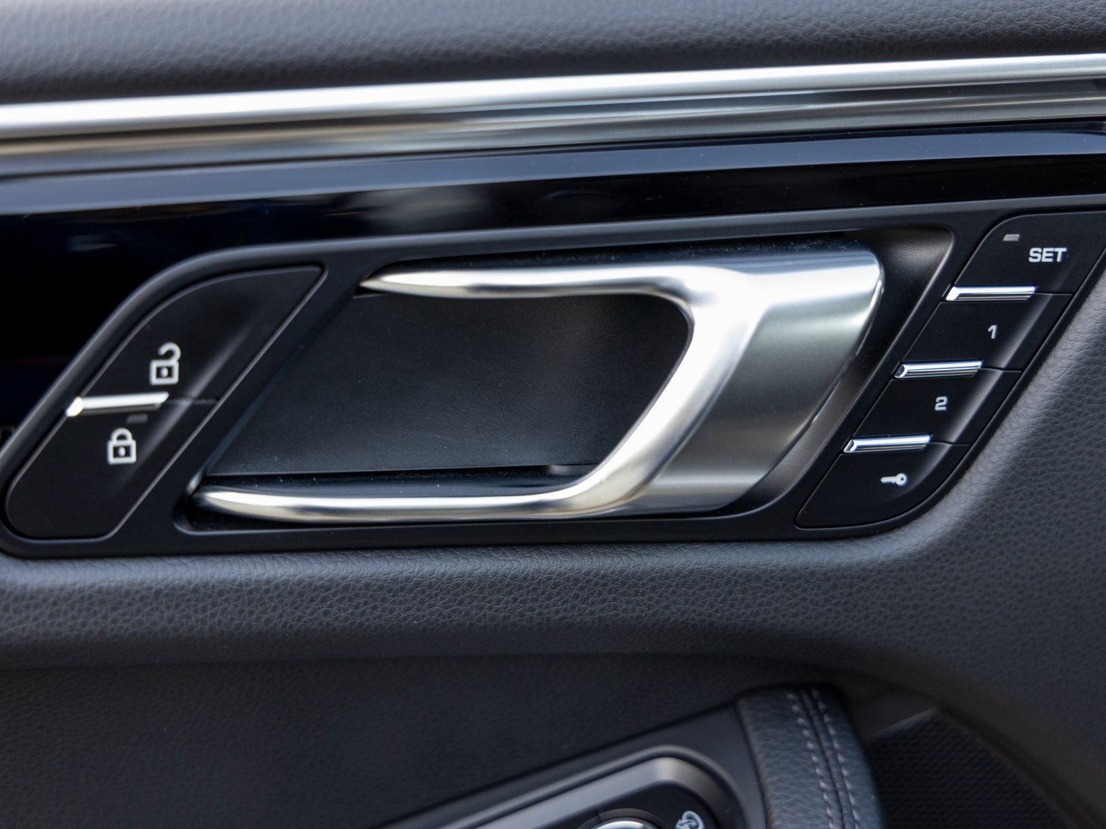 Certified 2025 Porsche Macan image 22