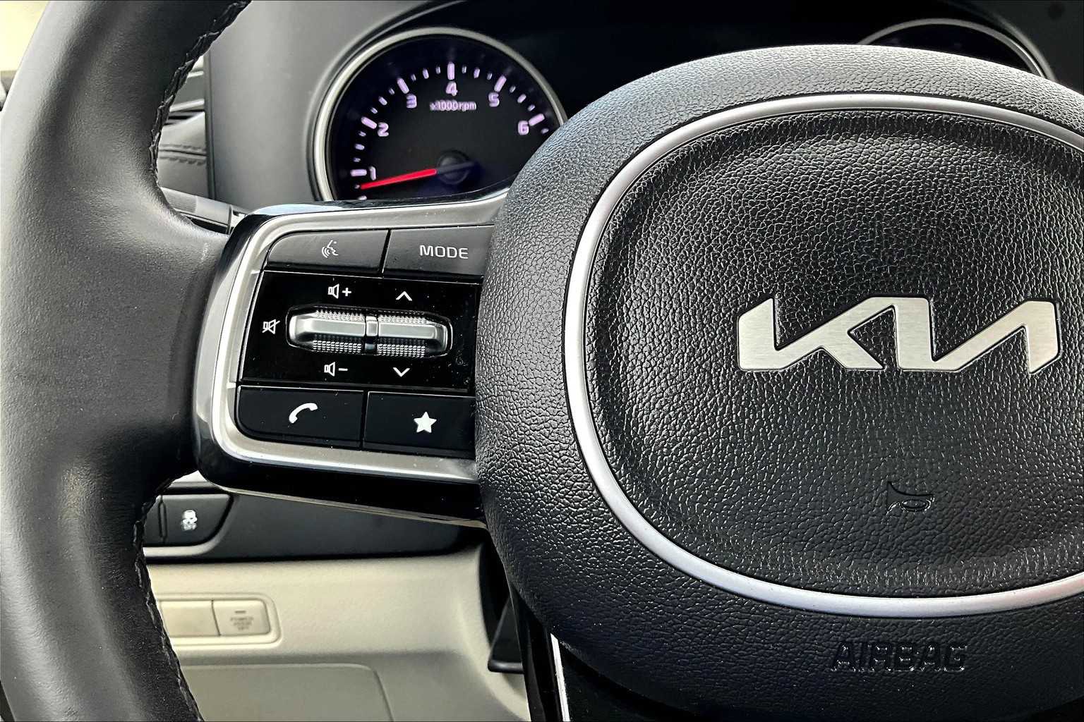 Used 2024 Kia Carnival LX FWD image 23