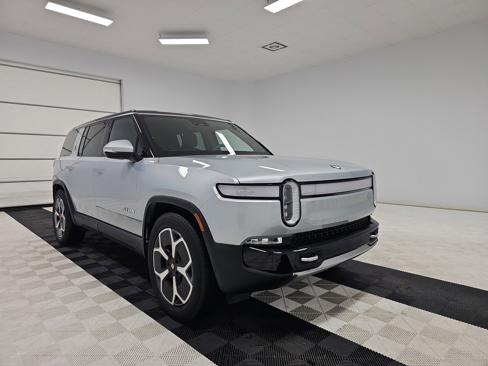 Used 2024 Rivian R1S Adventure image 7