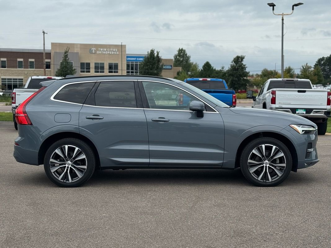 Used 2022 Volvo XC60 B5 Momentum image 9