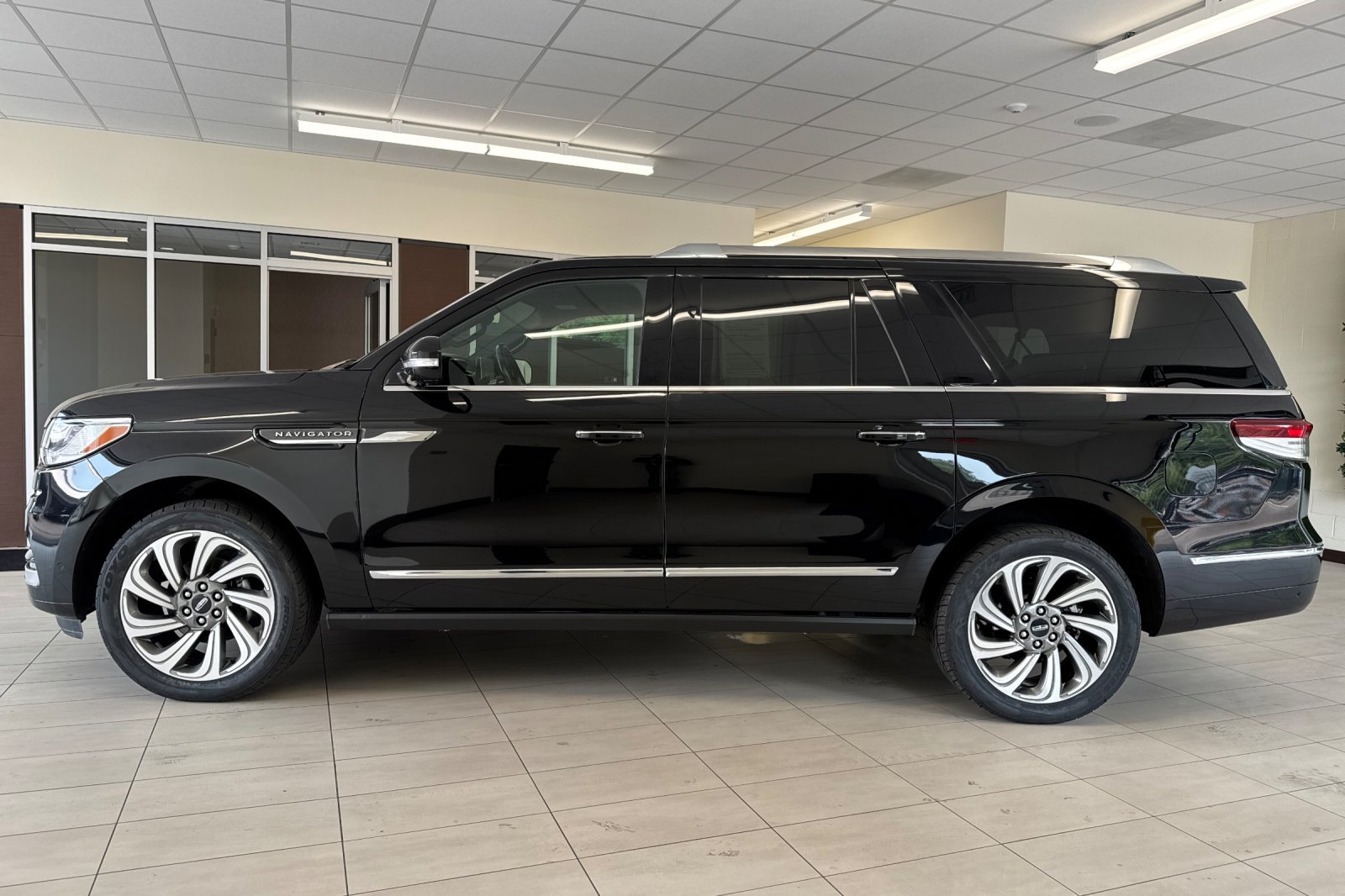 Certified 2023 Lincoln Navigator L Reserve w/ Equipment Group 201A AWD/4WD image 7