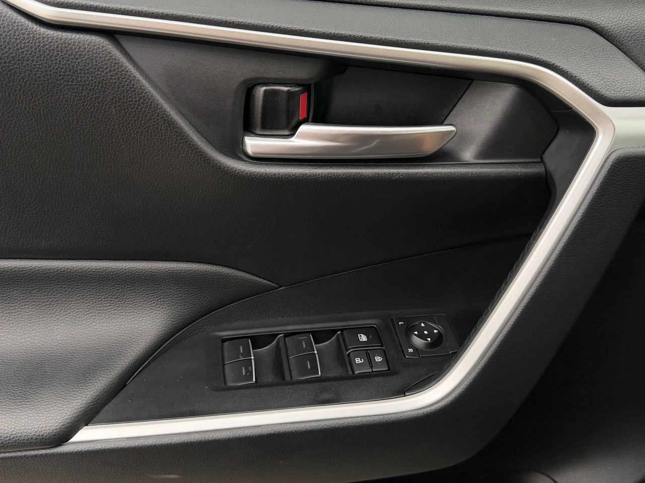 Used 2025 Toyota RAV4 XLE FWD image 27