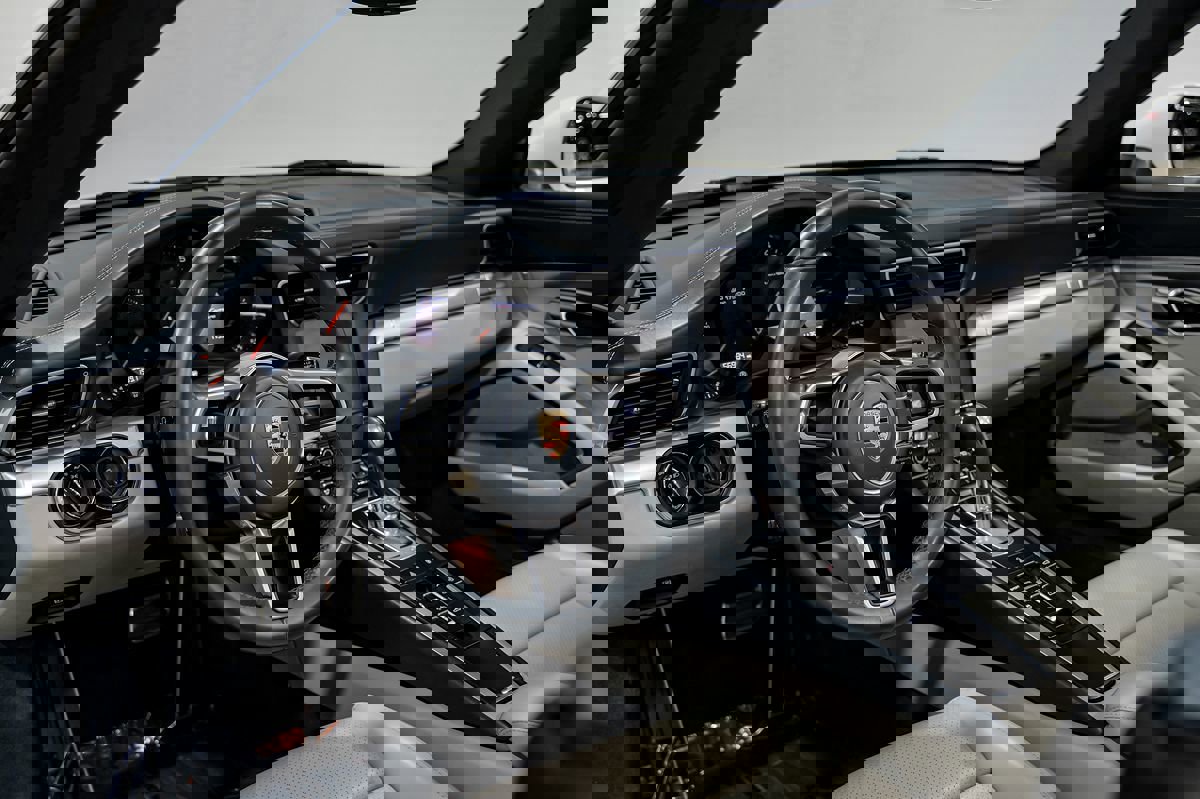 Used 2017 Porsche 911 Carrera image 3