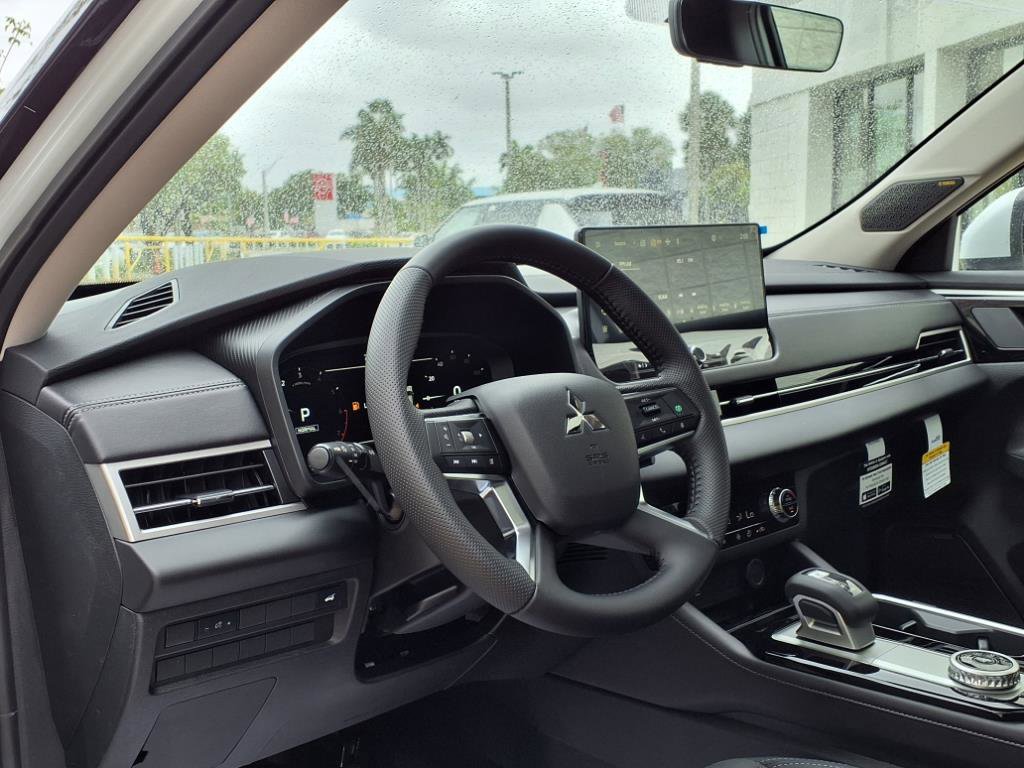 New 2025 Mitsubishi Outlander SE image 10