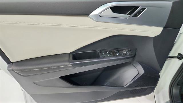 Used 2025 Volkswagen Taos SE image 20