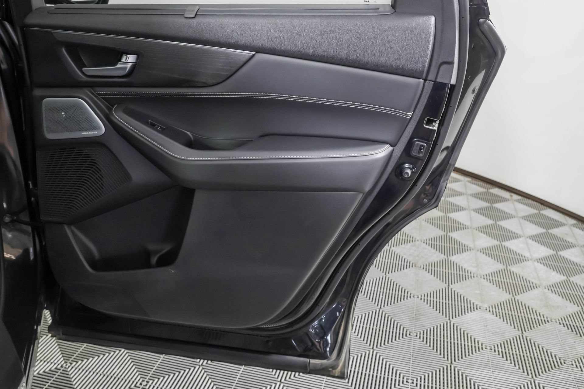 Used 2025 Acura MDX SH-AWD w/ Advance Package image 45