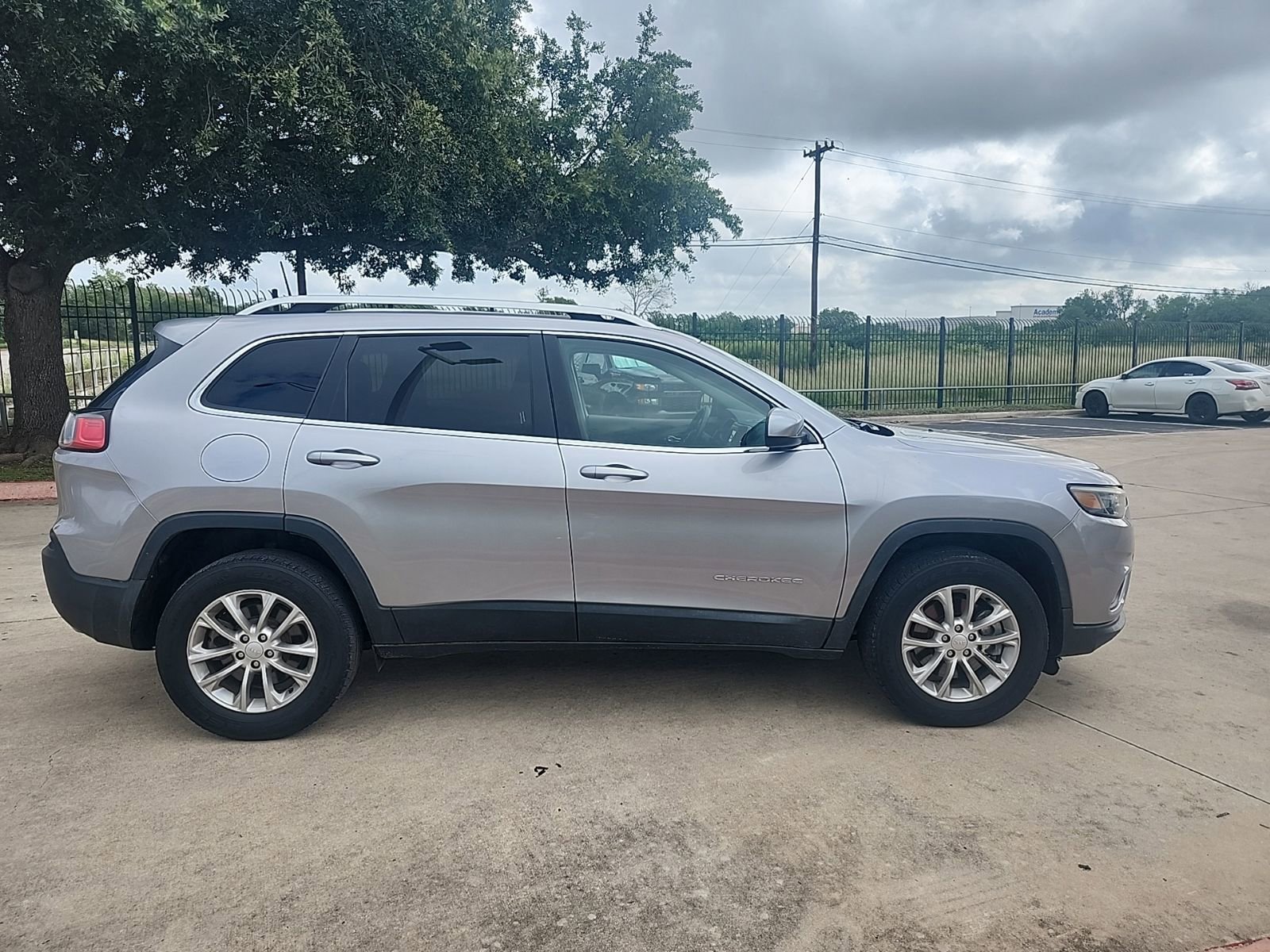 Used 2019 Jeep Cherokee Latitude w/ Popular Appearance Group AWD/4WD image 2
