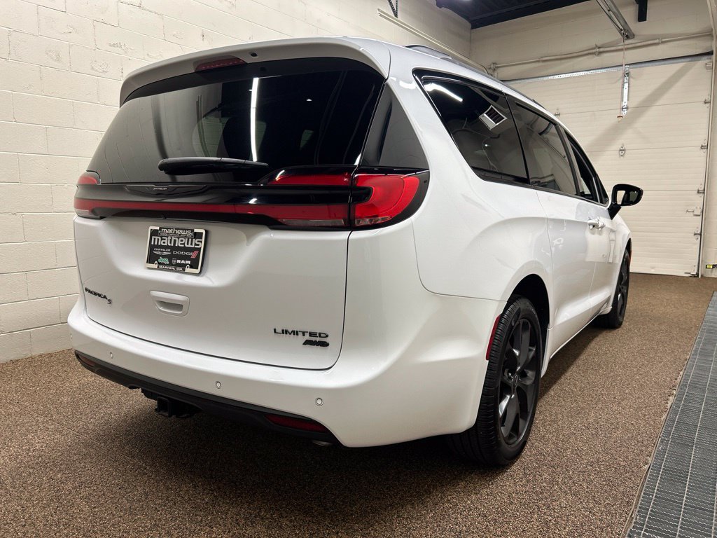 Used 2025 Chrysler Pacifica Limited w/ Trailer Tow Group AWD/4WD image 2