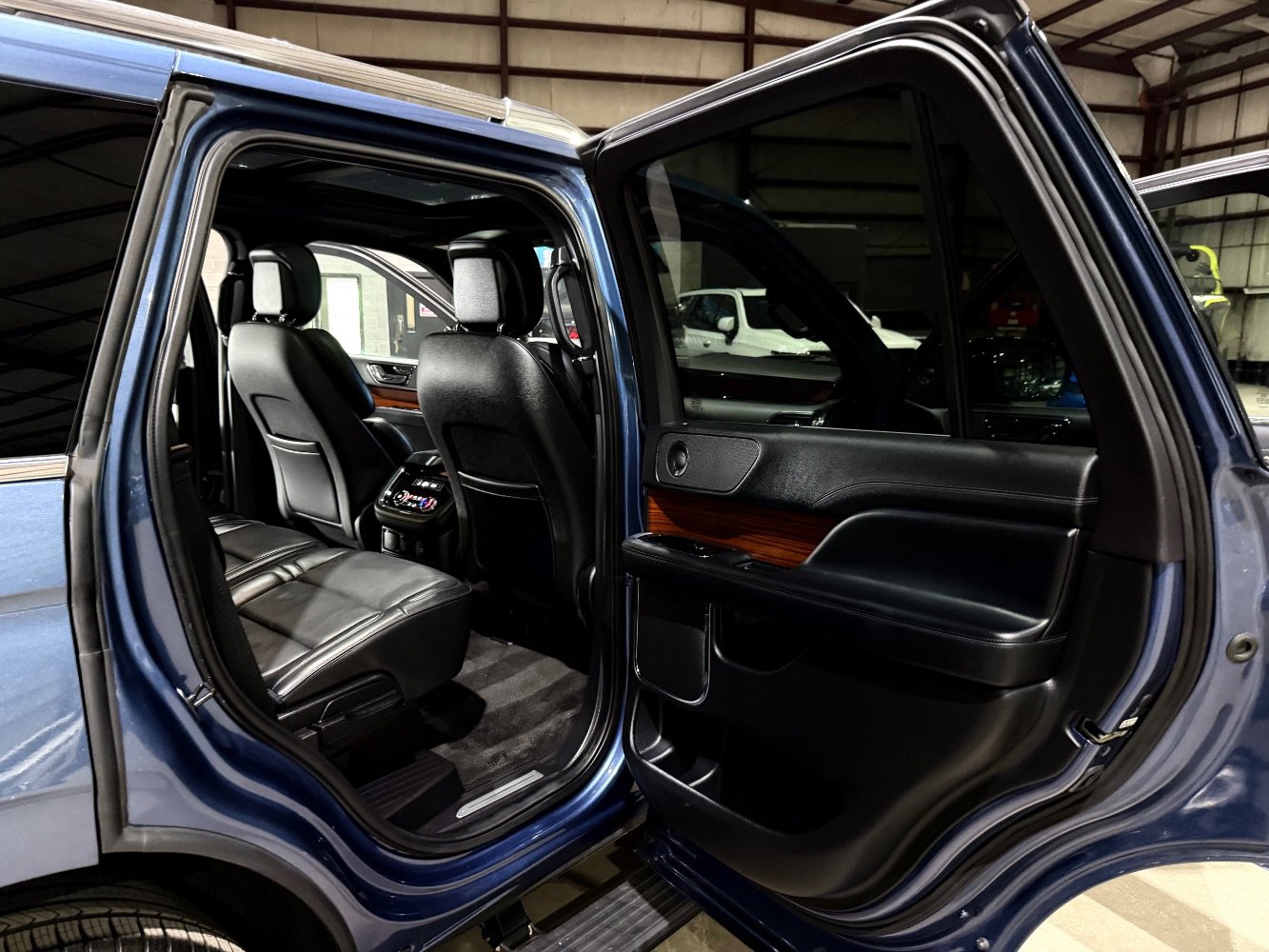 Used 2019 Lincoln Navigator Select w/ Technology Package RWD image 21