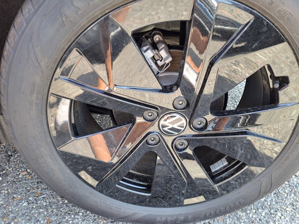 New 2025 Volkswagen Taos SE image 20