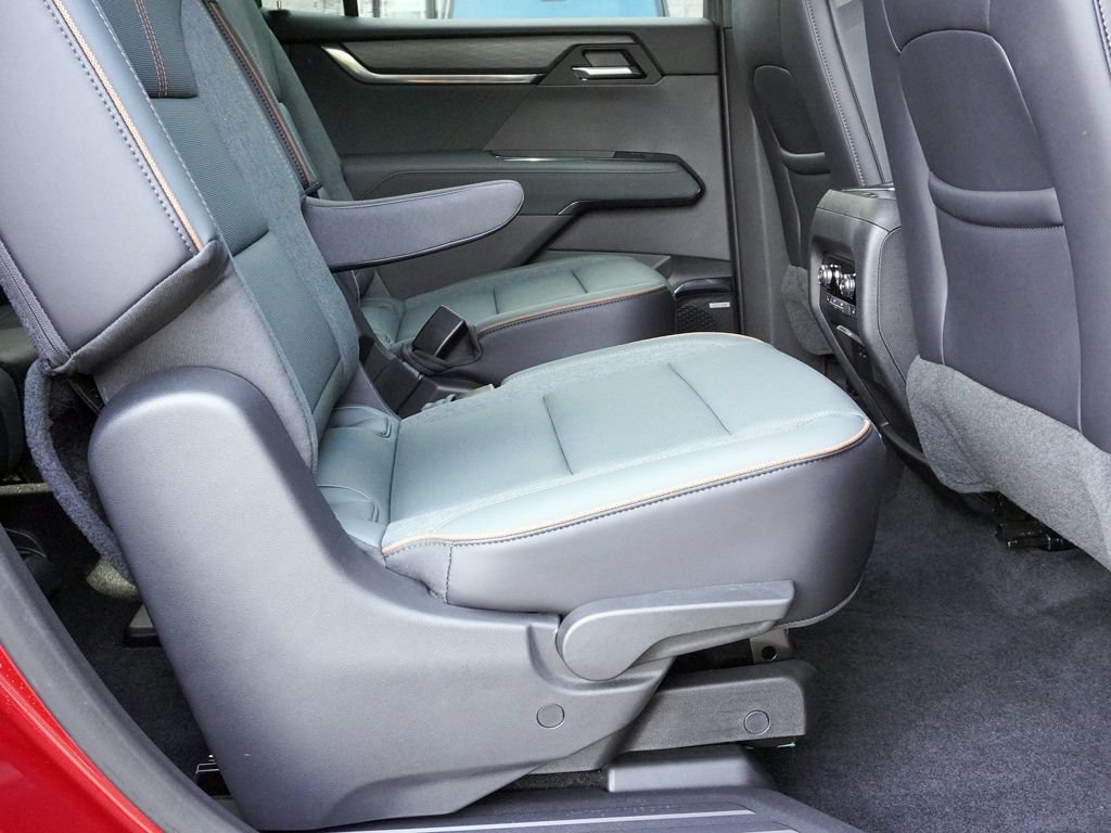 Used 2025 GMC Acadia AT4 w/ Luxury Package AWD/4WD image 39