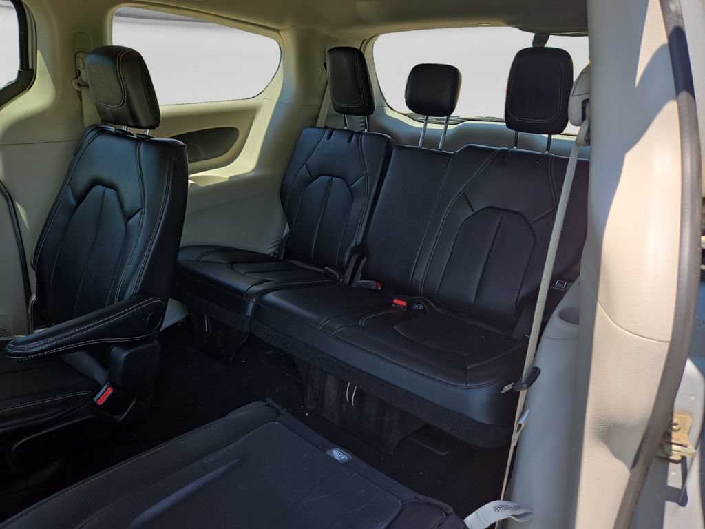 Used 2024 Chrysler Pacifica Touring-L FWD image 37