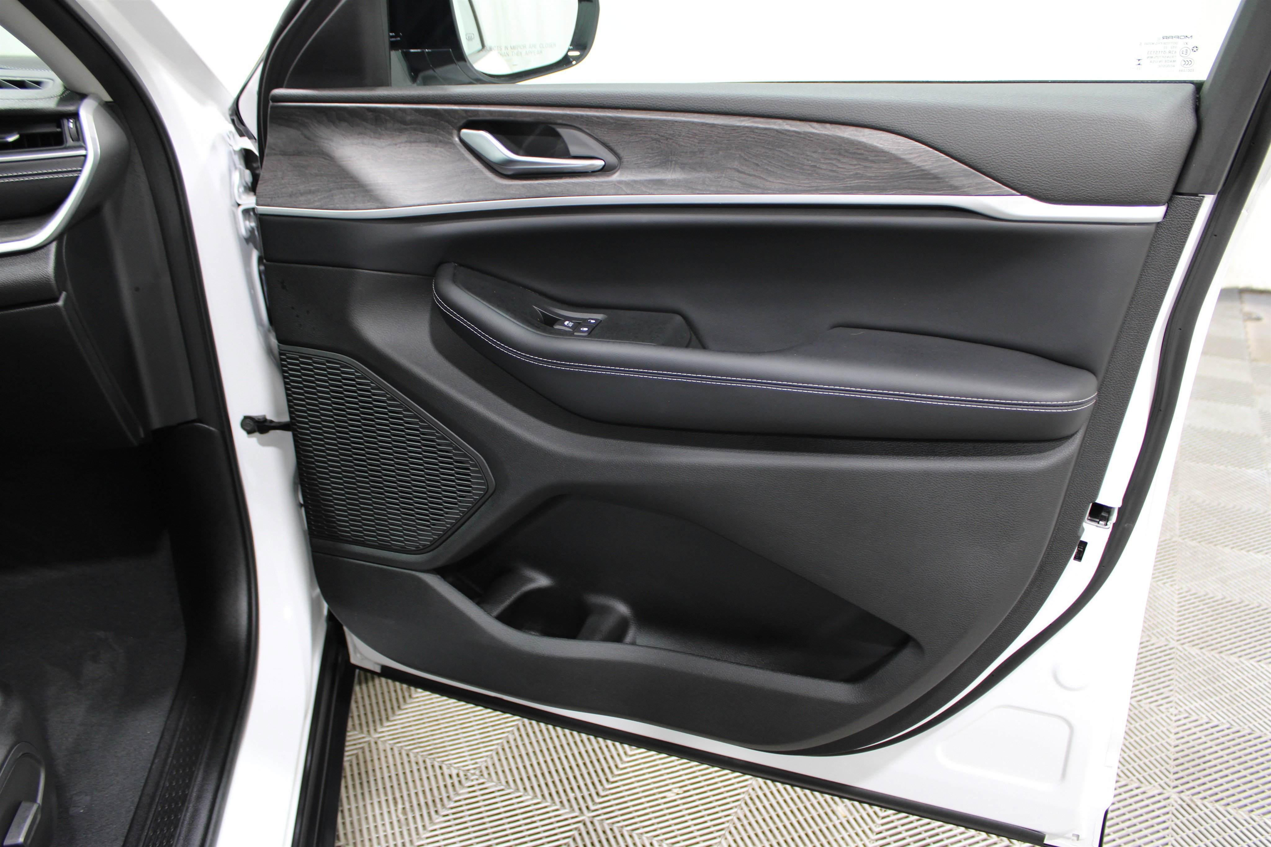 Used 2024 Jeep Grand Cherokee Limited image 25