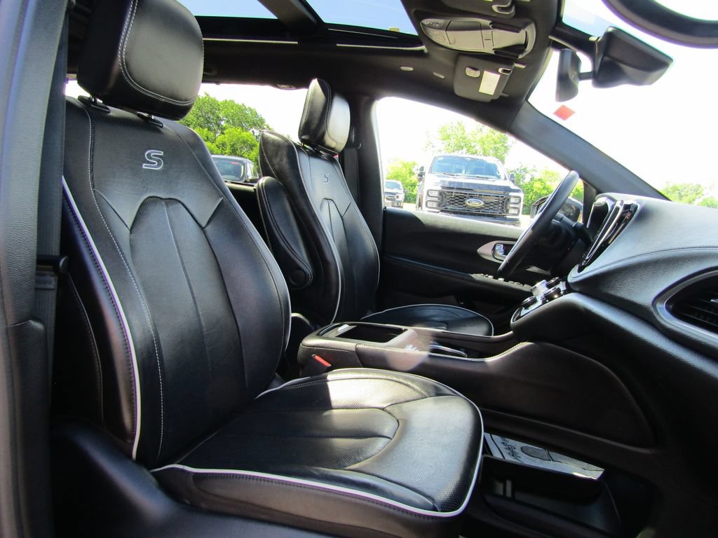 Used 2022 Chrysler Pacifica Limited w/ Uconnect Theater Family Group FWD image 19