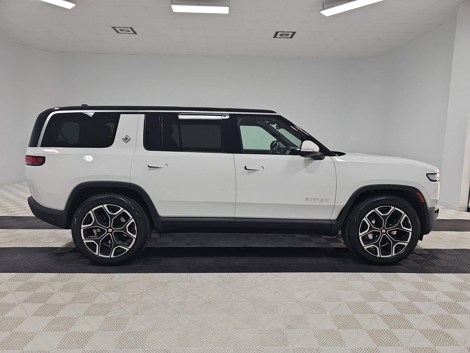 Used 2024 Rivian R1S Adventure AWD/4WD image 6