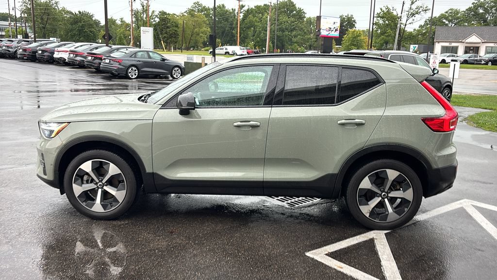 Used 2023 Volvo XC40 B5 Plus w/ Climate Package AWD/4WD image 3